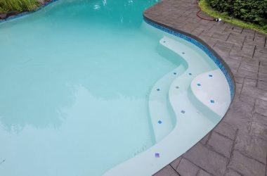 GLASS TILE CANITILEVER EDGE